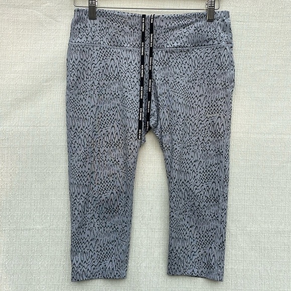 Nike Women Epic Run Tight Fit Dri-Fit Capri crop pant 904916-012 Size Medium - Picture 1 of 9
